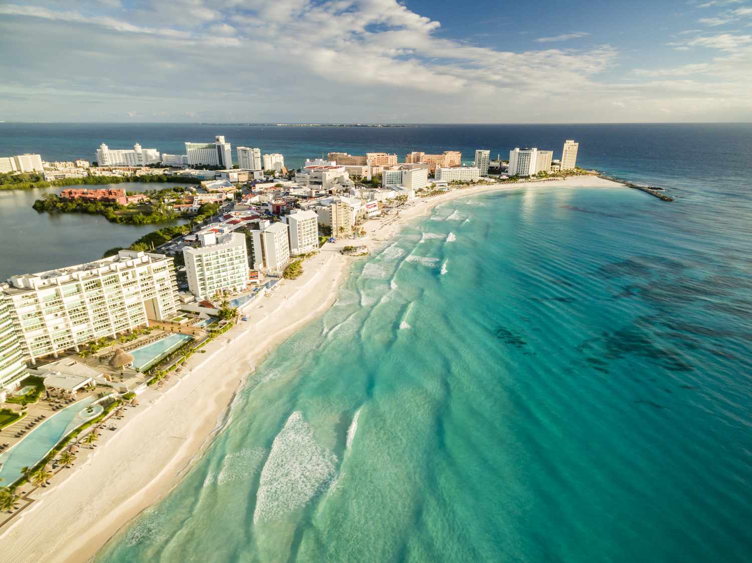 Vista aérea de Cancún con playas de arena blanca y aguas turquesas del Caribe Mexicano
