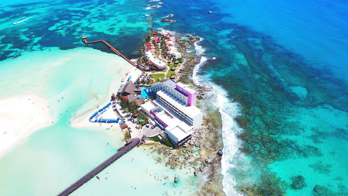 Vista aérea de Isla Mujeres con su característico mar turquesa y arrecifes
